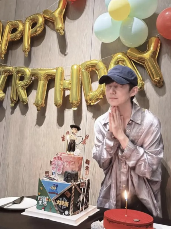 久联优配 何炅深夜崩溃上热搜：51岁不结婚的他，终于装不下去了？