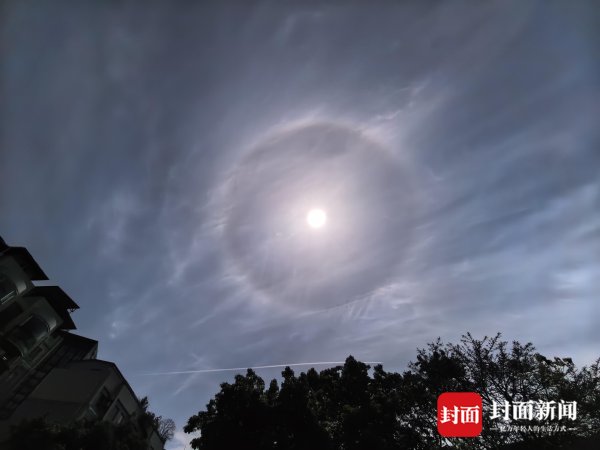富投恒盈 成都上空出现日晕，七彩光环犹如“天空之眼”
