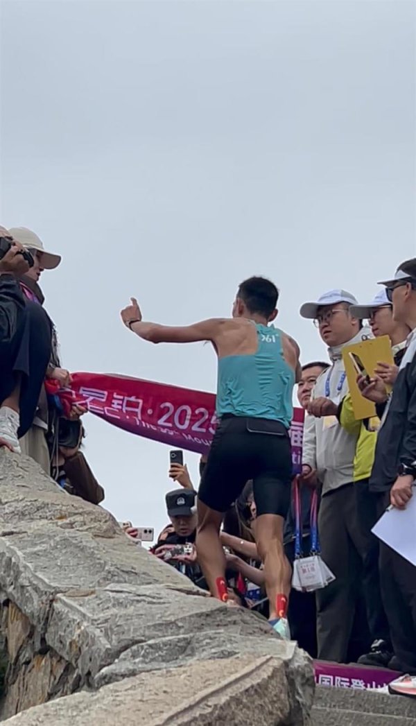恒利决策 “你登上山顶，我还没到售票处”，泰山国际登山赛一男子59分52秒夺冠，18年前他创下的56分22秒纪录至今无人打破