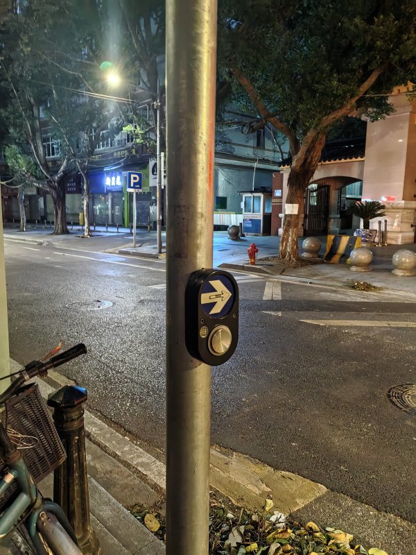 联丰优配 校门口触摸式红绿灯按钮损坏影响通行，交警回应：已报废将拆除丨在+帮办