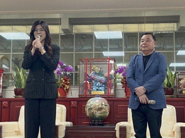 嘉汇优配交易 桃园市议长邱奕胜力挺郑丽文，议员一字排开祝“冻蒜”